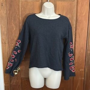 American Eagle Outfitters Embroidered Flowers Gray Sweatshirt Size XS